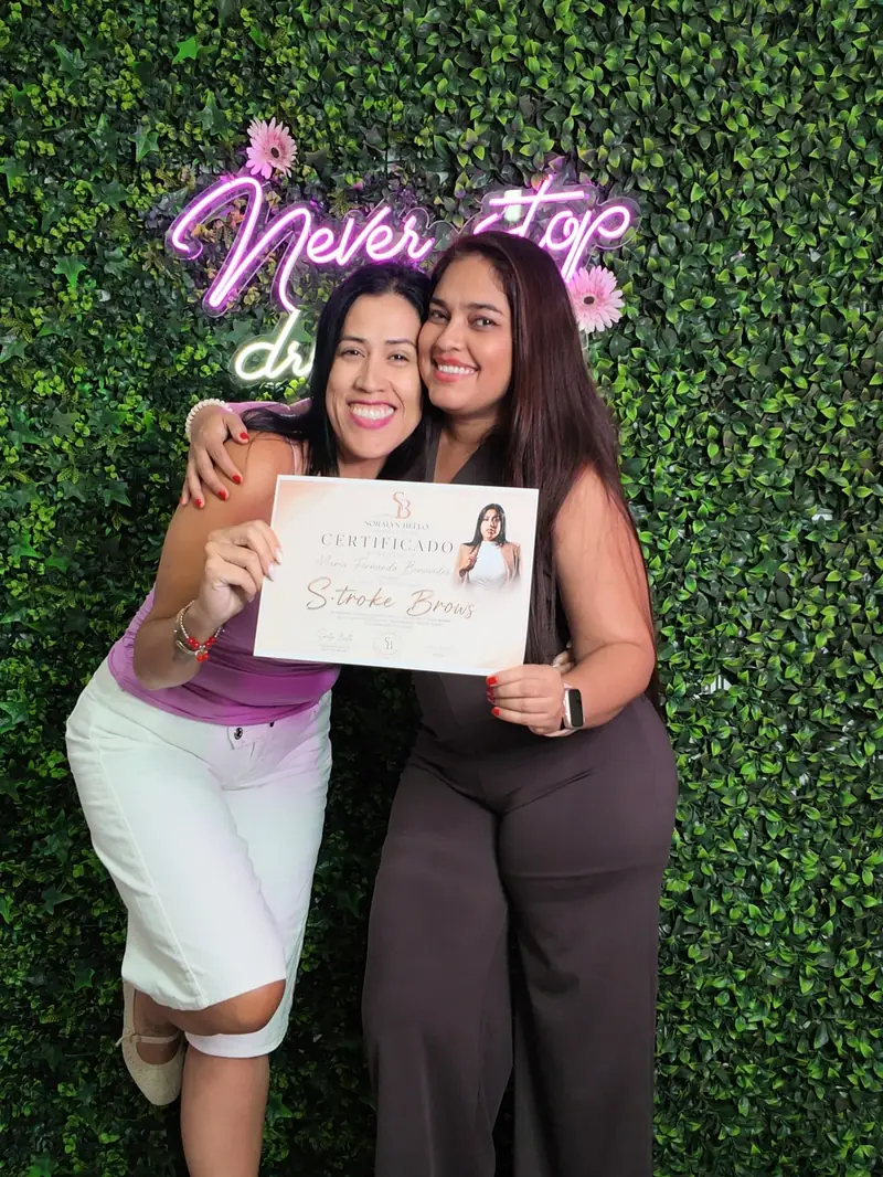 Soralys con una alumna y su certificado S.Troke Brows